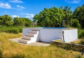 Отдельно стоящий дом с участком на продажу в городе Chiclana de la Frontera. Фото