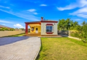 Отдельно стоящий дом с участком на продажу в городе Chiclana de la Frontera. Фото