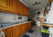 Дом с участком на продажу в городе Вальдепеньяс. Фото
