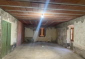 Отдельно стоящий дом с участком на продажу в городе Sant Feliu Sasserra. Фото