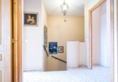 Таунхаус с участком на продажу в городе Tomares. Фото
