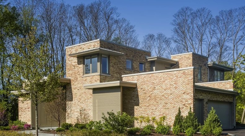 Imagen de la fachada de una casa construida en un terreno urbano
