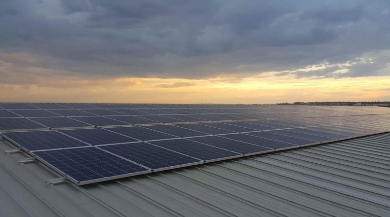 Tejado de una construcción con sistemas de energía solar