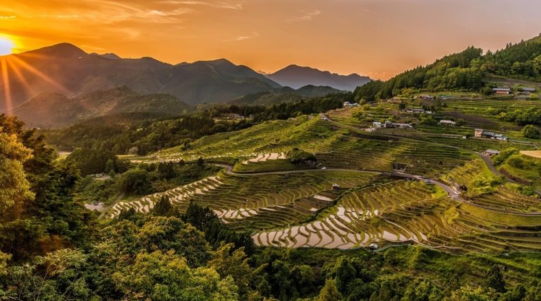 Imagen de un paisaje de terreno rústico, con dos montañas al fondo que tapan el atarceder