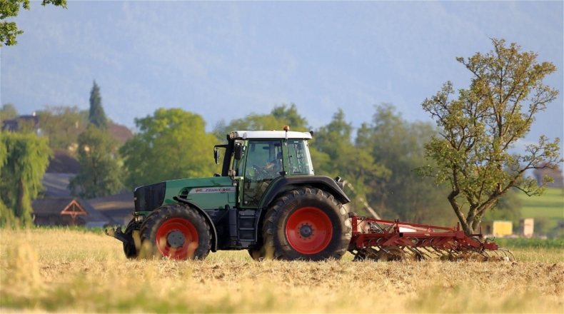 Imagen en la que aparece un tractor trabajando en el campo
