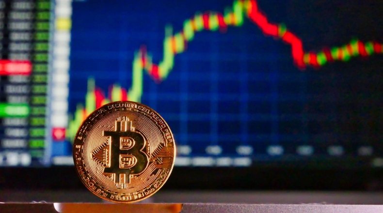 Moneda de Bitcoin con su valor de mercado de fondo
