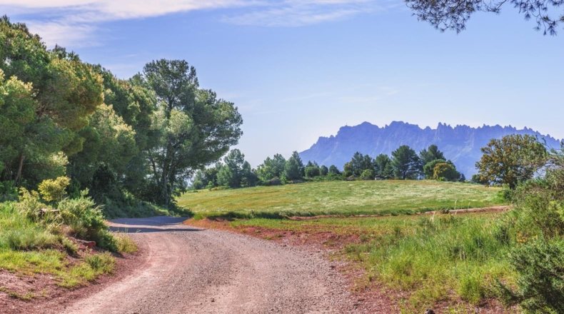 Imagen en la que aparece una ruta de senderismo próxima a una cabaña rural.