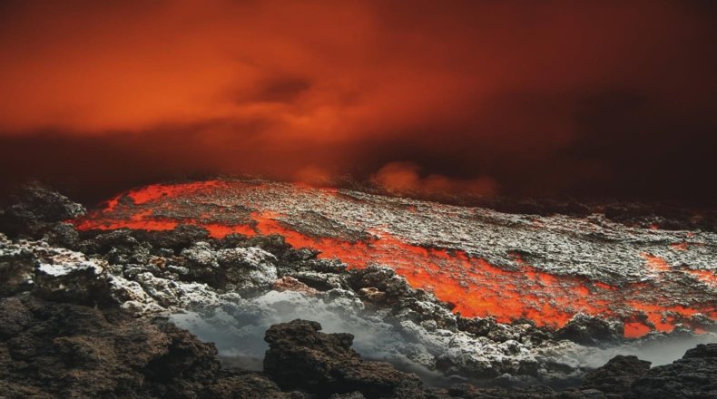 Imagen en la que aparece un volcán en erupción.