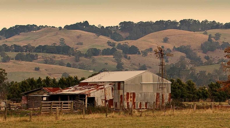 Vivir de rentas arrendando solares. Imagen de una finca rústica comprada para alquilar, con una casa de campo que ofrece más oportunidades de explotación