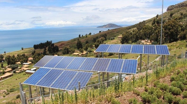 Imagen de paneles solares en suelo rústico, un fenómeno en auge en España, que se prevé que se acentúe con la subida del precio de la luz