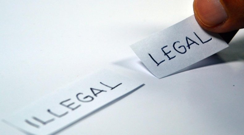 Imagen e dos papeles que escriben ilegal y legal, una pregunta muy frecuente en relación a la cancelación del impuesto de plusvalía