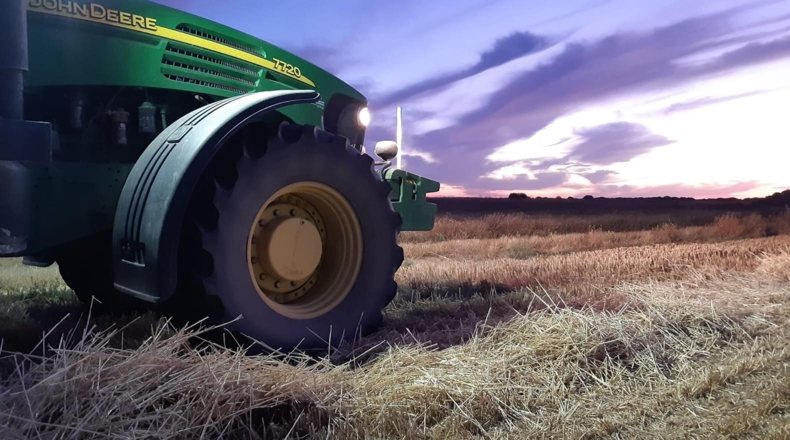realzar el valor de la agricultura. Imagen de un tractor de Antonio Torres, en uno de sus campos donde desarrolla la agricultura