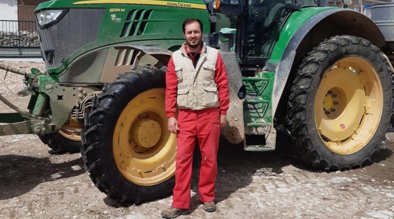 Imagen de Antonio Torres, junto a uno de sus tractores con los que trabaja para realzar el valor de la agricultura en España