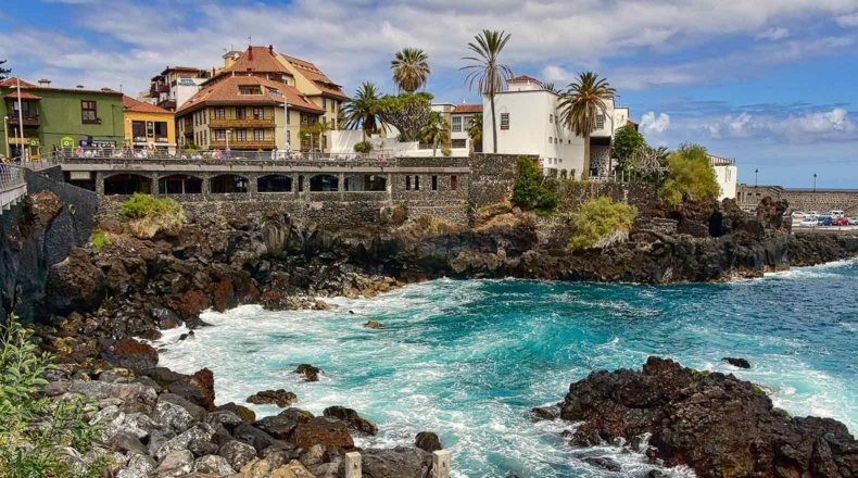 Alquilar un terreno con criptomonedas. Imagen de terreno urbano en las playas de Tenerife