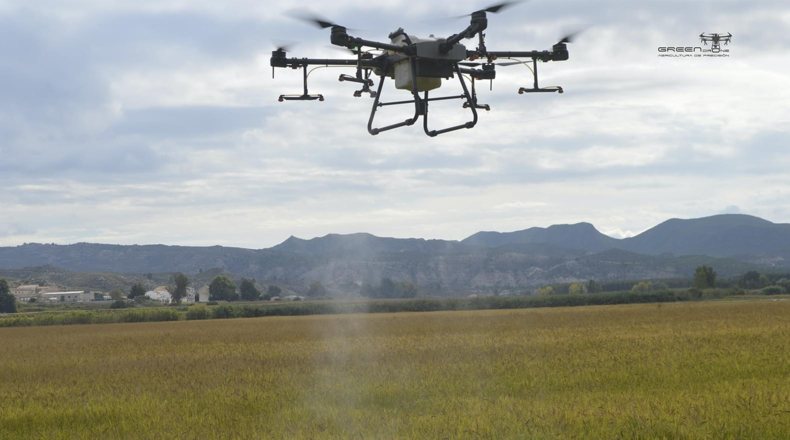 Imagen de un dron desarrollando la agricultura de precisión
