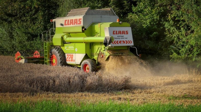 Imagen de una cosechadora en un terreno rústico trabajando la agricultura de la Región de Murcia