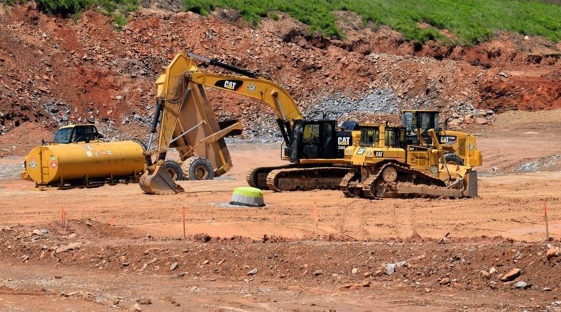 Estudio geotécnico. Una pala excavando a varios metros de profundidad sobre un terreno