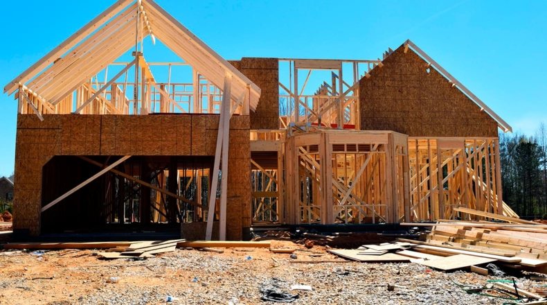 Imagen de una construcción en terreno rústico