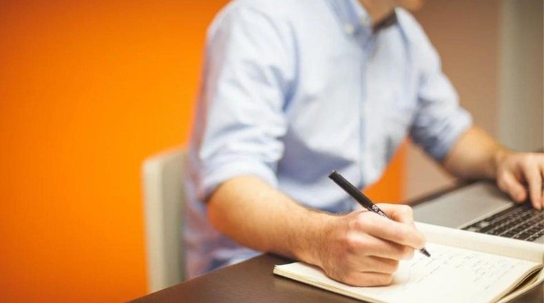 valor catastral y de mercado. Imagen de un profesional del sector encargado de evaluar el valor catastral y de mercado