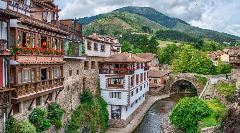 Teletrabajo en entorno rural. Paisaje rural en Asturias, una de las provincias idóneas para teletrabajar