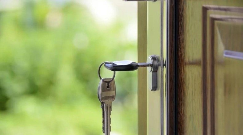 Seguro de impago de alquiler. Imagen de una puerta de una casa que cuenta con el seguro de alquiler
