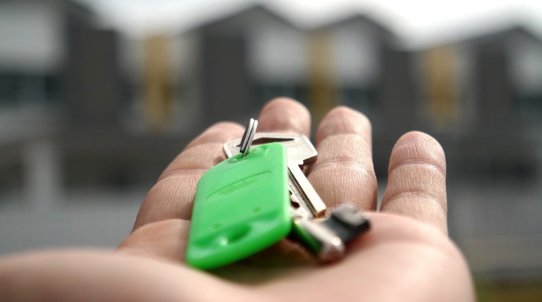 Imagen de la mano de un comprador de una casa a través de una inmobiliaria