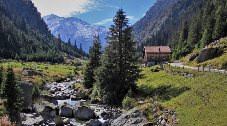 Imagen de una casa rural, cerca de la naturaleza, en un pueblo de España