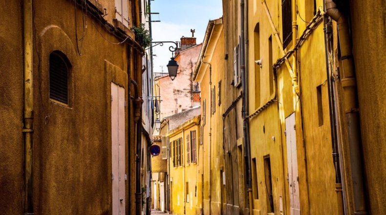 Imagen de una calle con alguna propiedad heredada en venta