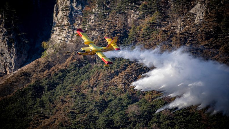 Imagen de una avioneta para combatir un incendio forestal