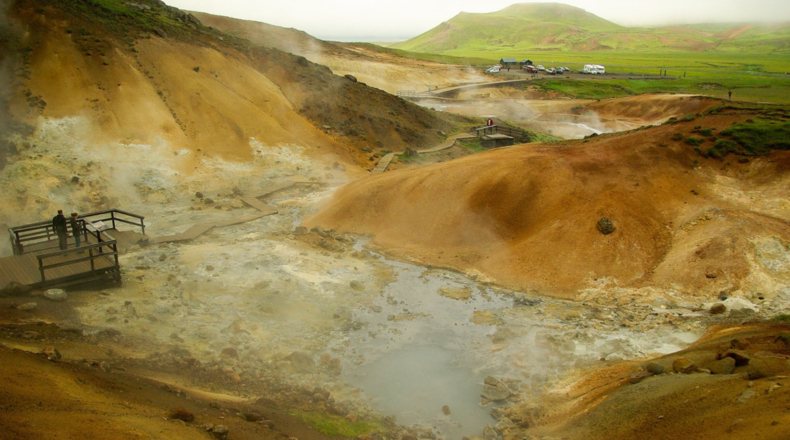 Gracias a las nuevas tecnologías, no sólo se puede obtener energía geotérmica de las zonas volcánicas y aguas termales. Sino que en países y zonas de más calor, también es posible utilizar esta  fuente renovable.