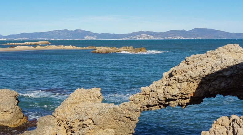 Los terrenos en zonas protegidas suelen estar rodeados de un lago, río o cerca del mar.