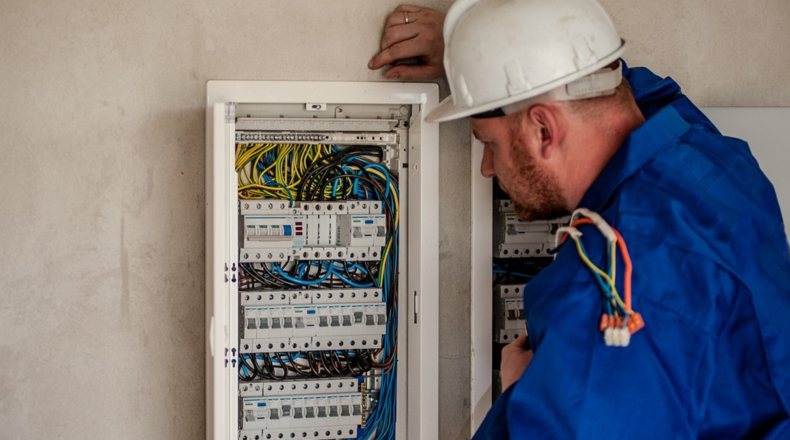 Para cambiar el cuadro eléctrico o la instalación al completo es imprescindible obtener una licencia de obra menor.