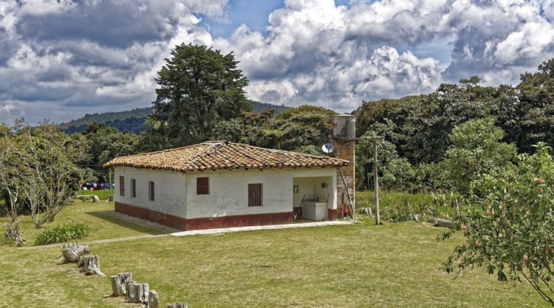 El administrador de fincas se encarga de la gestión de los recursos humanos, materiales y económicos de la comunidad de propietarios.