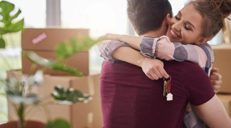 Imagen de una pareja con las llaves del piso de alquiler