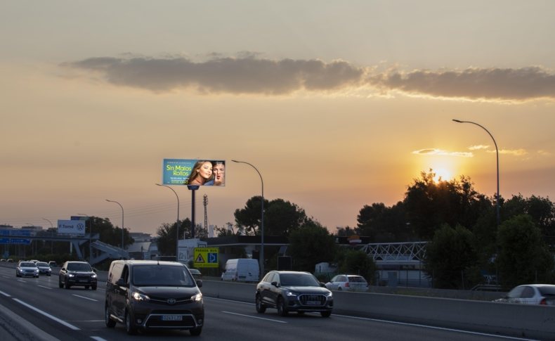foto de una valla publicitaria cerca de la carretera