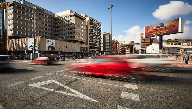 foto de una valla publicitaria en un cruce de la ciudad