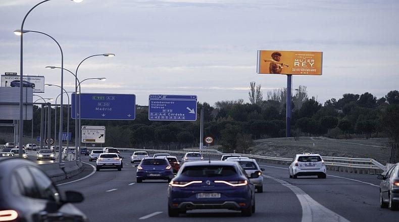 foto de una valla publicitaria al lado de la carretera