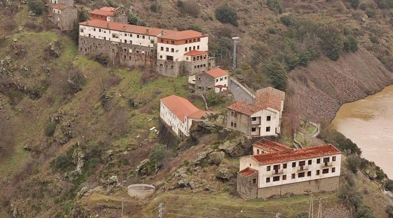 Comprar una aldea abandonada en España - Salto de Castro